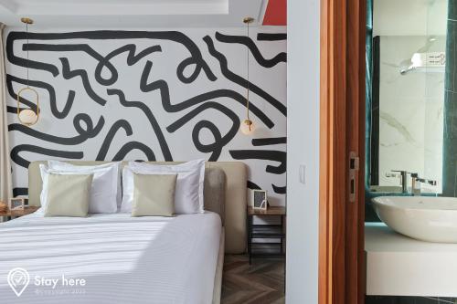 拉巴特Stayhere Rabat - Agdal 4 - Hotel的一间卧室设有一张大床和一个水槽