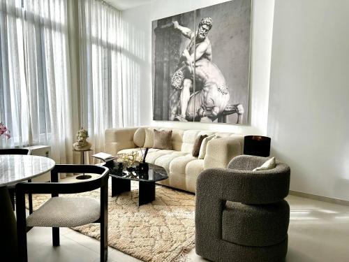 蒙斯luxury的客厅配有沙发和椅子
