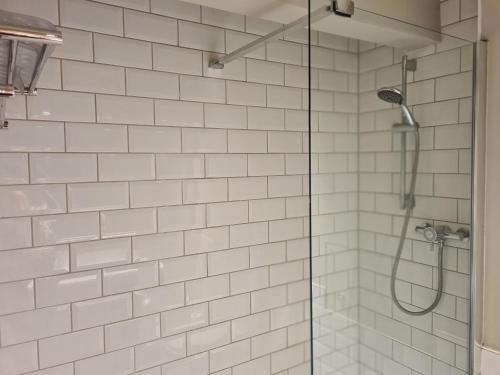 泰特伯里布拉瑞酒店的浴室里设有玻璃门淋浴