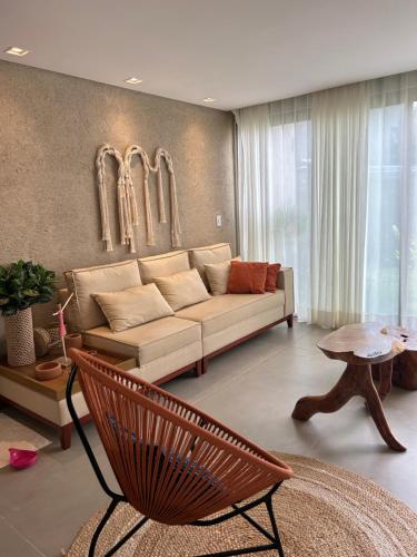 圣米格尔-杜斯米拉格里斯Casa Nina Milagres的客厅配有沙发和桌子