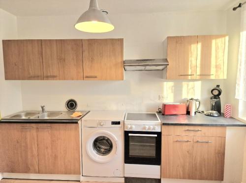 欧里亚克Maison à Aurillac - 3 chambres - Arrivée autonome的厨房配有洗衣机和水槽