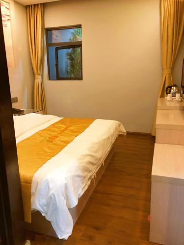 深圳七橙酒店(深圳北站民治店)的一间带床的卧室,位于带窗户的房间内