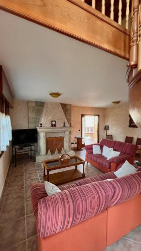 伊巴兰格鲁Villa Artegoikoa的客厅配有红色沙发和钢琴