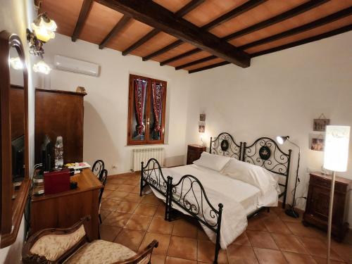 锡耶纳Casa cecchi siena的一间卧室配有一张床和一把椅子