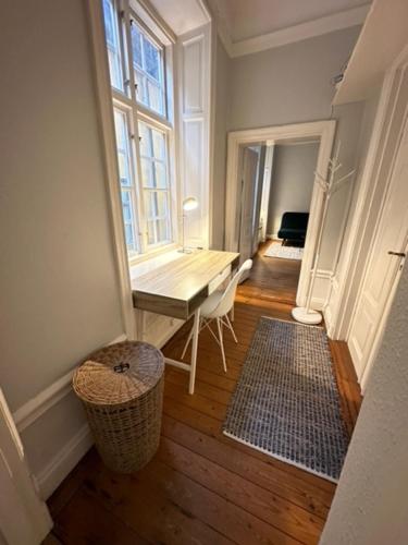 斯德哥尔摩Gamla Stan的走廊上设有桌子和窗户