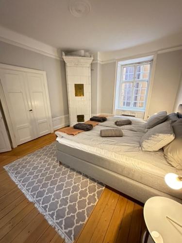 斯德哥尔摩Gamla Stan的一间卧室设有一张大床和一个窗户。