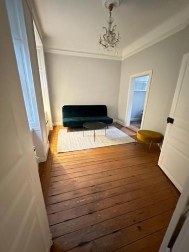 斯德哥尔摩Gamla Stan的客厅设有绿色沙发和木地板