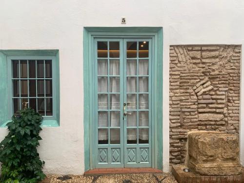 科尔多瓦Palacete del Águila的大楼的蓝色门窗