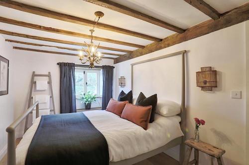 斯托昂泽沃尔德Luxury Cotswold Cottage with hot tub in Stow on the Wold!的一间卧室,卧室内配有一张大床