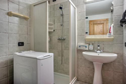 拉瓦罗内Giongo Residence Aparthotel 101的一间带水槽、卫生间和淋浴的浴室