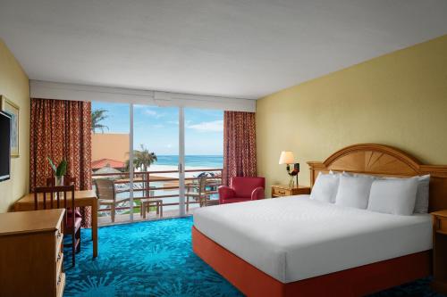 圣徒皮特海滩海豚滩度假酒店的酒店客房设有一张床,享有海景。