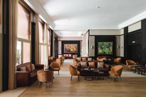 马拉喀什Kenzi Menara Palace & Resort的大堂配有沙发和桌椅