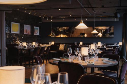 斯德哥尔摩斯德哥尔摩克拉利奥酒店的用餐室配有桌椅和灯光