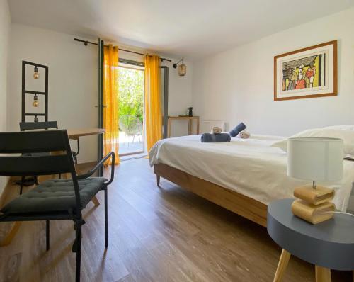 奥瑟戈尔La Villa Hossegor的一间卧室配有一张床、一把椅子和一张书桌