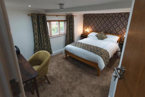 Eyre arms的卧室配有床、椅子和窗户。