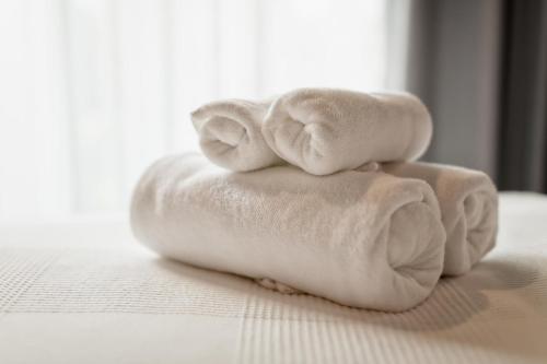 阿瓜杜尔塞Hotel Portomagno by ALEGRIA的两条毛巾叠在床上