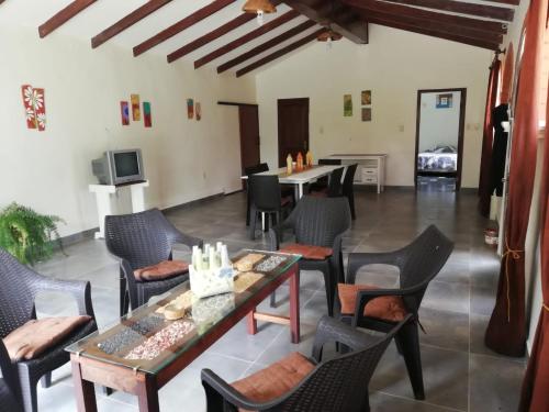 塔里哈Cabañita Villa Bella Tarija的客厅配有桌椅和电视