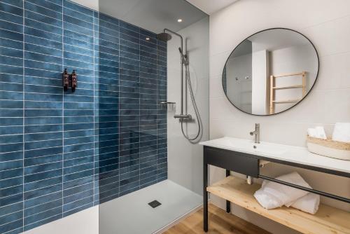 罗列特海岸ALEGRIA Mariner的带淋浴、盥洗盆和镜子的浴室
