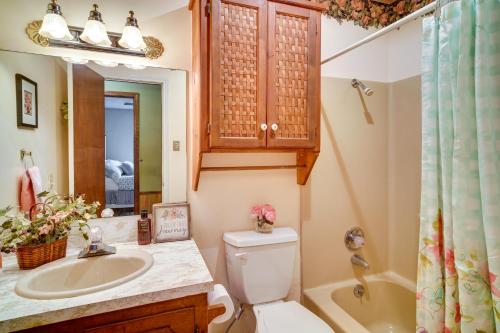 查尔斯湖Charming Lake Charles Home with Patio and Grill的浴室配有卫生间、盥洗盆和浴缸。
