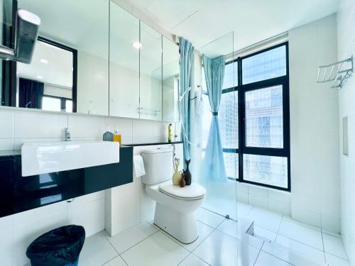 实达阿南U 1-10Pax 2Room Trefoil Cozy Home Setia Alam Wifi的一间带卫生间、水槽和窗户的浴室
