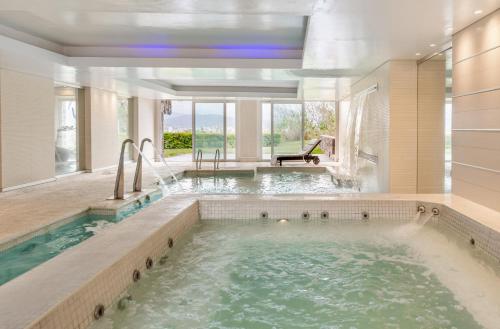圣萨尔瓦多德朱图斯德拉韦纳酒店的大型客房设有一个热水浴缸和大窗户
