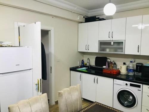 伊斯坦布尔Halil Bey Konağı的厨房配有白色橱柜和微波炉