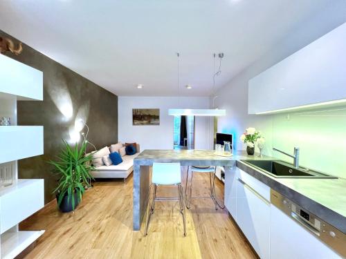 布拉格Jana's apartment, free parking的厨房以及带桌子和沙发的客厅。