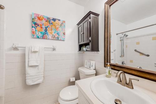 彭萨科拉Always an Optimist的一间带水槽、卫生间和镜子的浴室