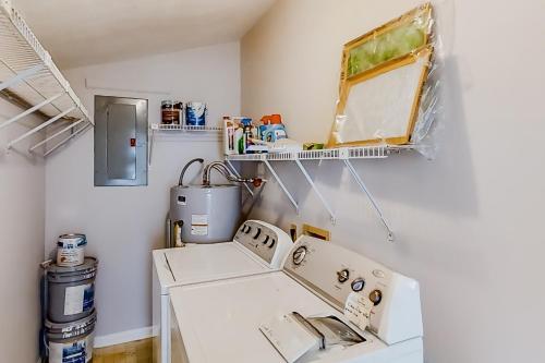 默特尔比奇3rd Avenue Oasis的洗衣房配有洗衣机和烘干机