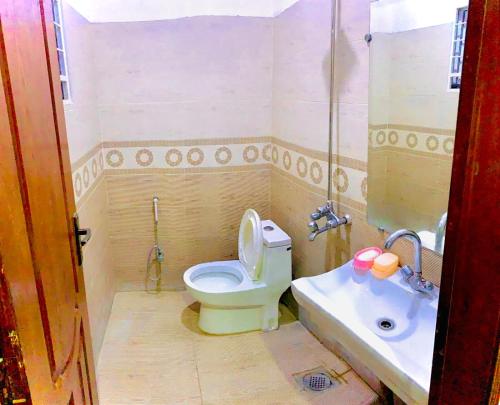 拉合尔Magnum Girls Hostel的一间带卫生间和水槽的浴室