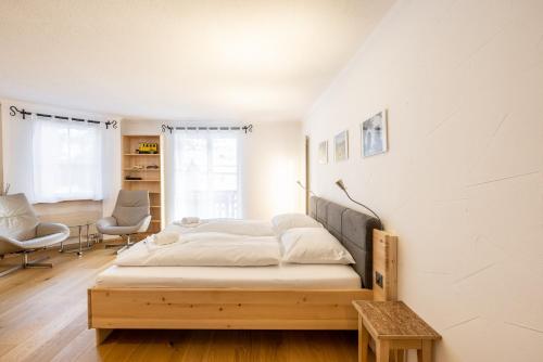 武尔佩拉7304 Pure Freude in dieser stilvoll renovierten Wohnung mit moderner Kueche的一间卧室,卧室内配有一张木床