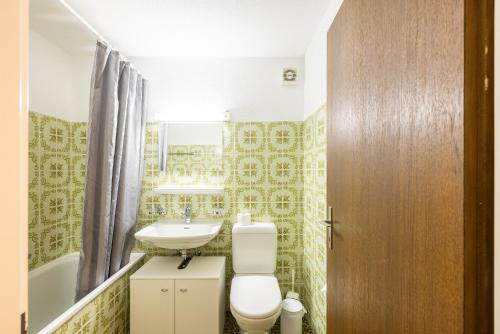 武尔佩拉7304 Pure Freude in dieser stilvoll renovierten Wohnung mit moderner Kueche的一间带卫生间和水槽的浴室