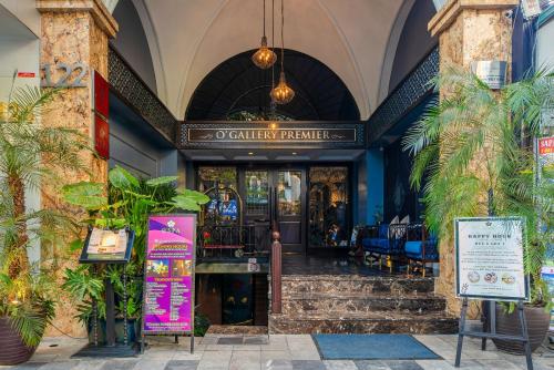 河内奥加勒瑞精品酒店及水疗中心 的一座设有餐厅入口的建筑