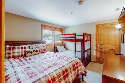 奇兰Driftin' Cabanas的一间卧室配有床和双层床。