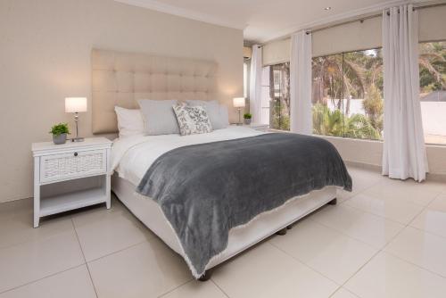 马盖特The Beach Palace Ramsgate的白色的卧室设有一张大床和一个窗户