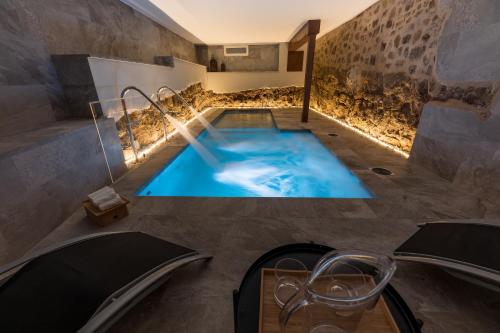 锡古恩萨INFINITVM的浴室位于客房中间,设有小型游泳池