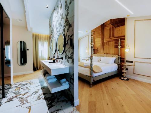 锡古恩萨INFINITVM的卧室两张图片,配有一张床和一个水槽