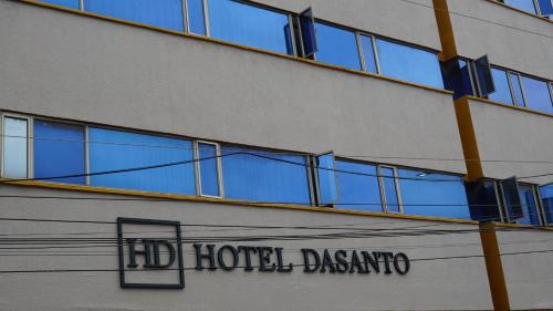 巴兰基亚HOTEL DASANTO HD的酒店大楼的一侧有标志