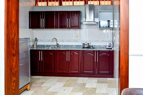 伊巴丹2 Bedroom Bungalow in Alalubosa GRA的一间带红色橱柜和水槽的厨房