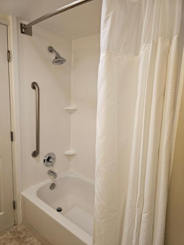 查尔斯顿万豪查尔斯顿机场/会议中心费尔菲尔德客栈及套房酒店的浴室内设有带浴帘的白色浴缸