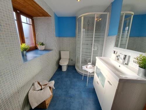 La Escapada的蓝色的浴室设有水槽和卫生间