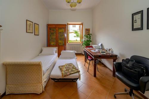 Luco neʼ MarsiVillino Liberty nel cuore della Marsica的客房设有带书桌和床的卧室。
