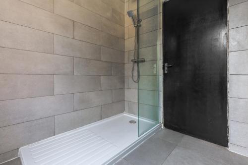 北安普敦Palatial Six Bedroom Haven的带淋浴的浴室和玻璃门