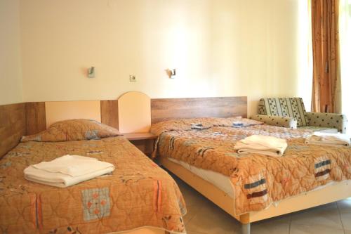 普里莫尔斯科若柏塔莫别墅酒店的酒店客房,配有两张带毛巾的床