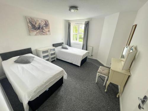 牛津Stylish apartment in city centre的酒店客房设有两张床和窗户。