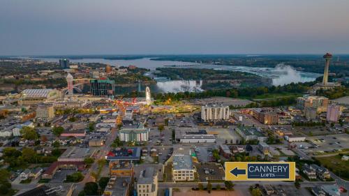 尼亚加拉瀑布Cannery Lofts Niagara的城市的空中河景