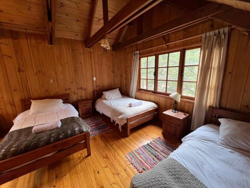 Green Baker Lodge客房内的一张或多张床位
