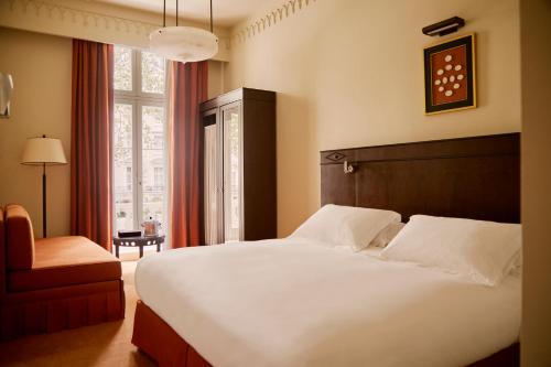 伦敦Grand Hotel Bellevue London的卧室设有一张白色大床和一扇窗户。
