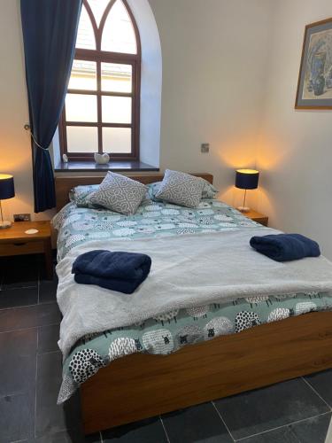 阿姆奇Converted chapel - Sant Pedr Newydd - with sea views的一间卧室配有一张带蓝色枕头的床。