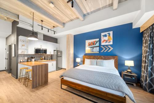 尼亚加拉瀑布Cannery Lofts Niagara的一间卧室设有一张床和蓝色的墙壁